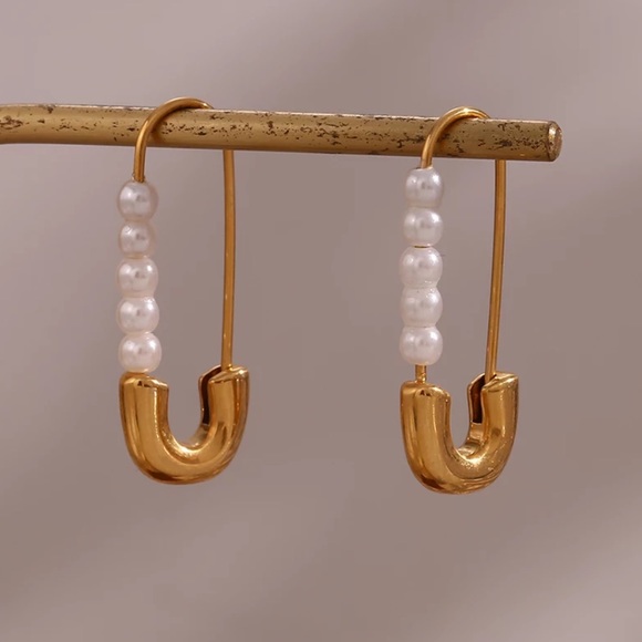 NEW 18K GOLD PEARL DAINTY STUD EARRINGS, NICE EARRINGS, CUTE EARRINGS - Picture 3 of 7